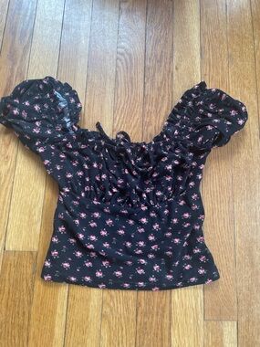 Pretty Tiny black ditsy rose smocked puff sleeve crop top s
